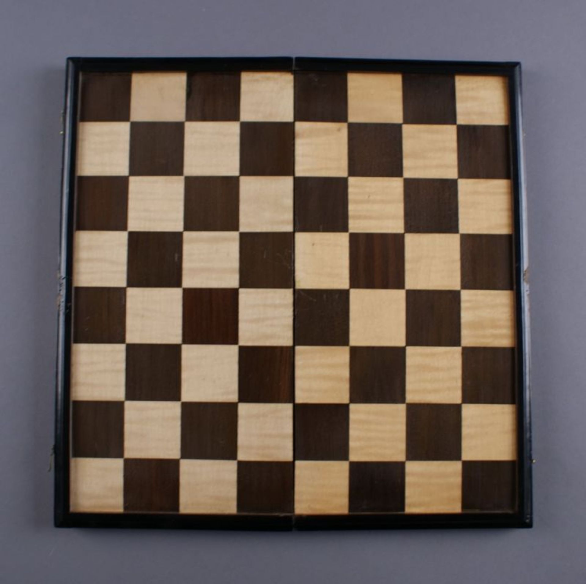 SPIELKOFFER / SCHATULLE 19. JH, aufklappbar mit Schachbrett, Bein-Schachfiguren, Spielmünzen und - Bild 4 aus 12