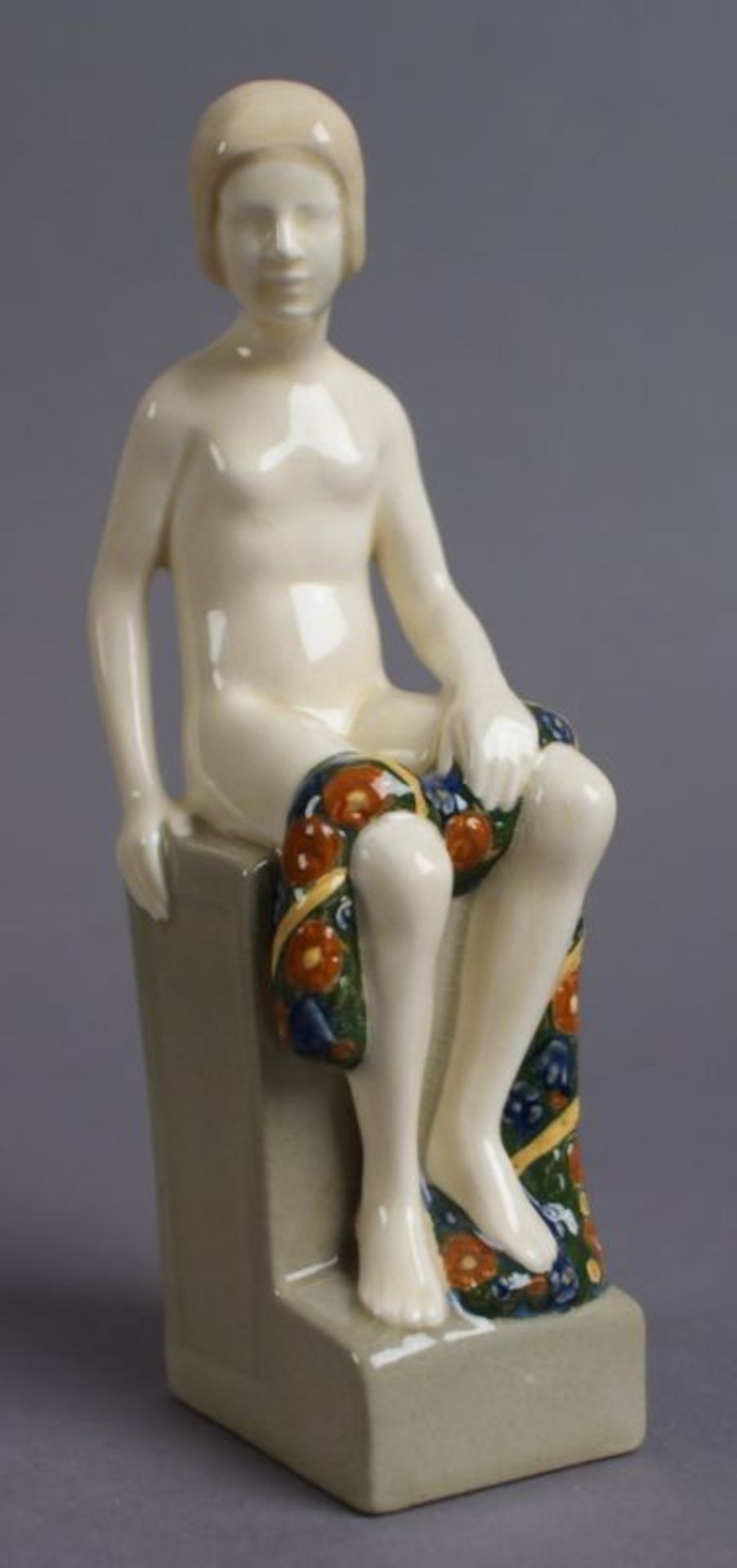 WÄCHTERSBACH Skulptur eines sitzenden, weiblichen Aktes mit Blumengirlande über dem Schoss,