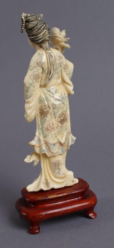 OKIMONO Japan, 19. JH, fein geschnitzte und gravierte Skulptur aus Elfenbein einer Geisha mit - Image 3 of 5