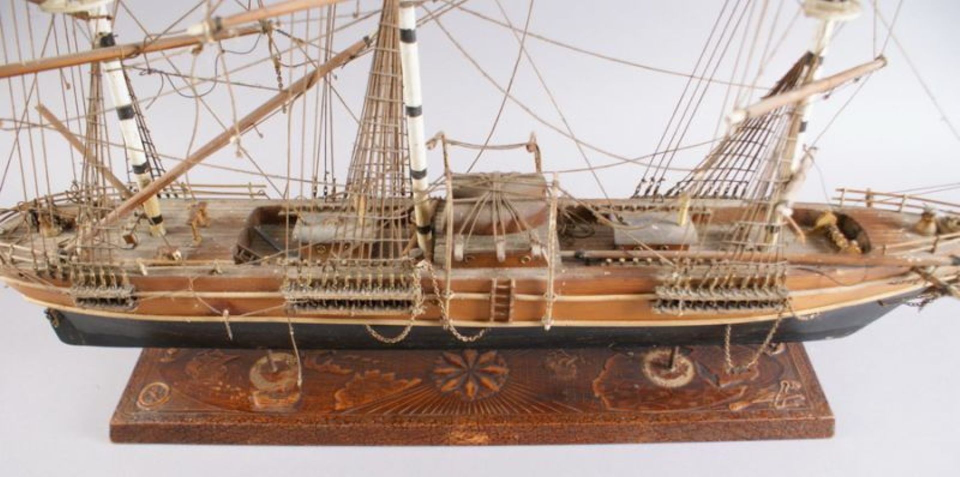 SEGELSCHIFF | MODELLSCHIFF grosses Modellschiff auf Sockel mit Prägeleder, besch., 67 x 90 x 15 cm - Bild 3 aus 5