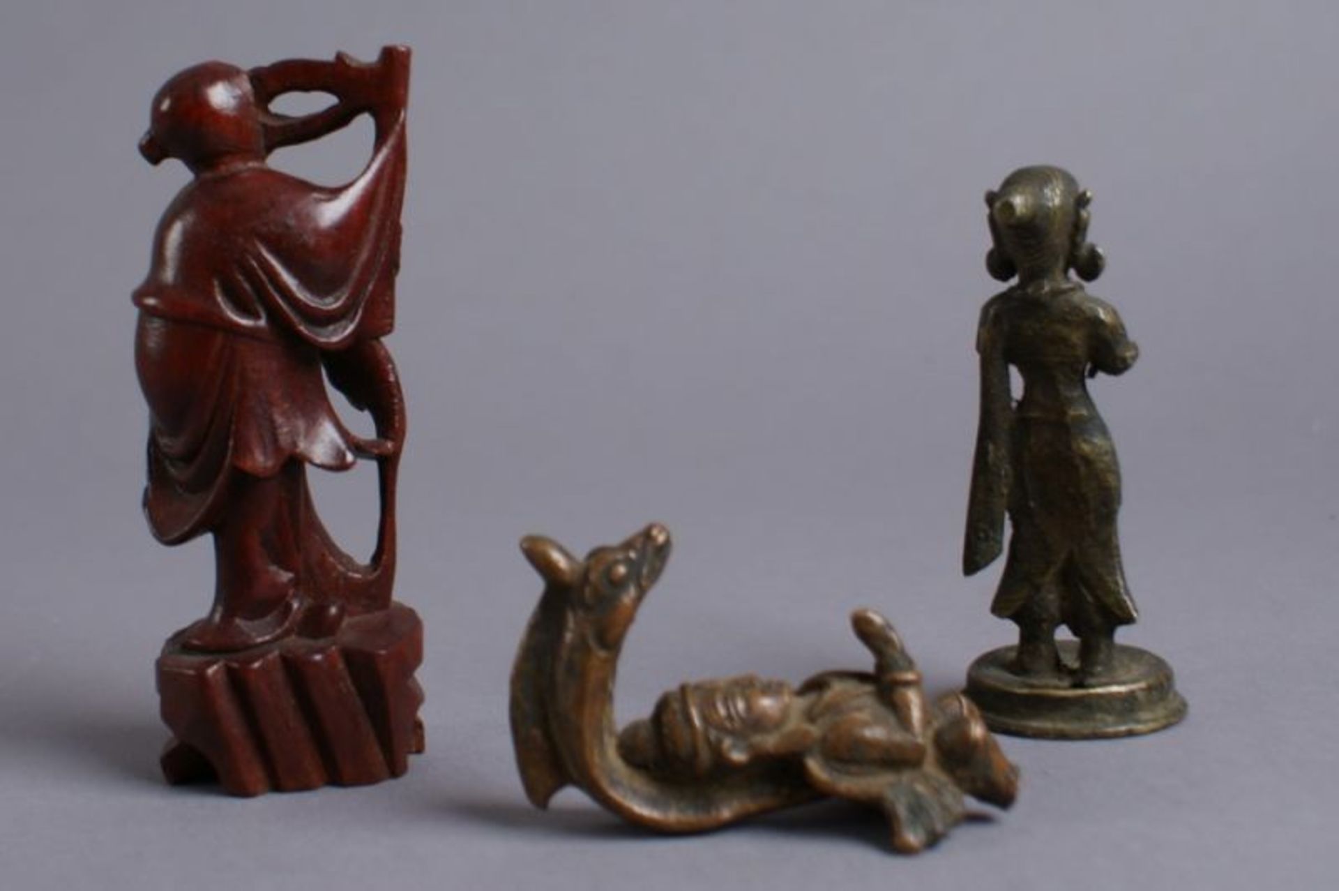 KONVOLUT ASIATISCHE SKULPTUREN 19. JH, aus Holz und Bronze gearbeitete Figuren, H 6,5, 8,5, 10,5 - Bild 5 aus 5