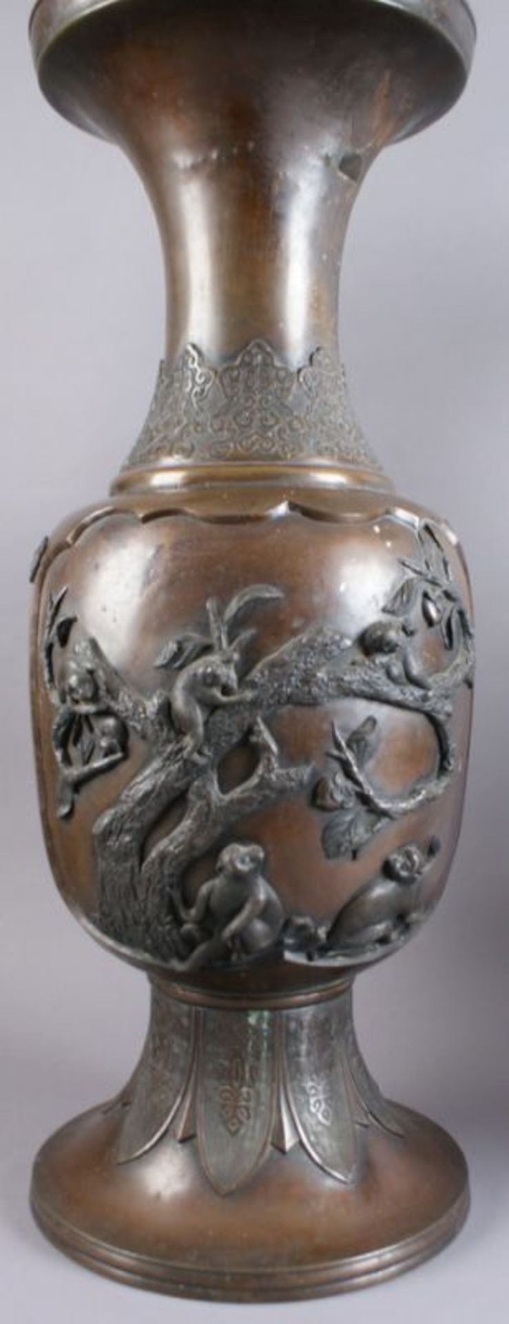 PAAR BRONZE VASEN Japan, 19. JH, zwei grosse Vasen mit Reliefdekor, Darstellung von spielenden Affen - Bild 7 aus 11