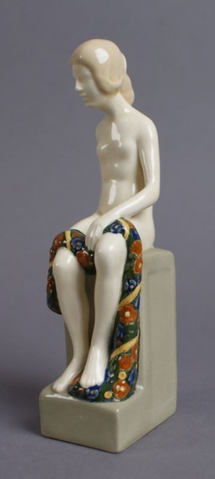 WÄCHTERSBACH Skulptur eines sitzenden, weiblichen Aktes mit Blumengirlande über dem Schoss, - Bild 5 aus 7