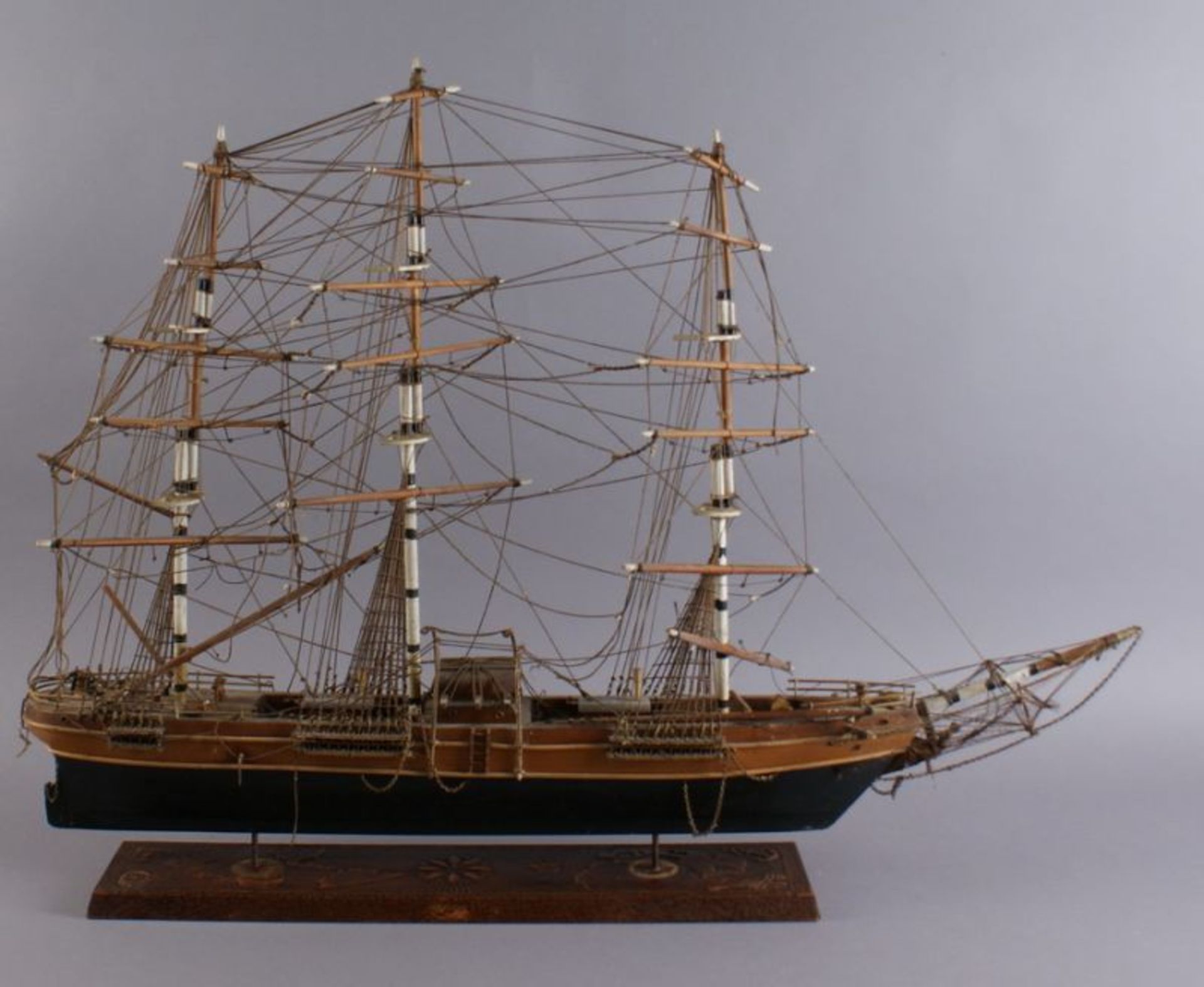 SEGELSCHIFF | MODELLSCHIFF grosses Modellschiff auf Sockel mit Prägeleder, besch., 67 x 90 x 15 cm