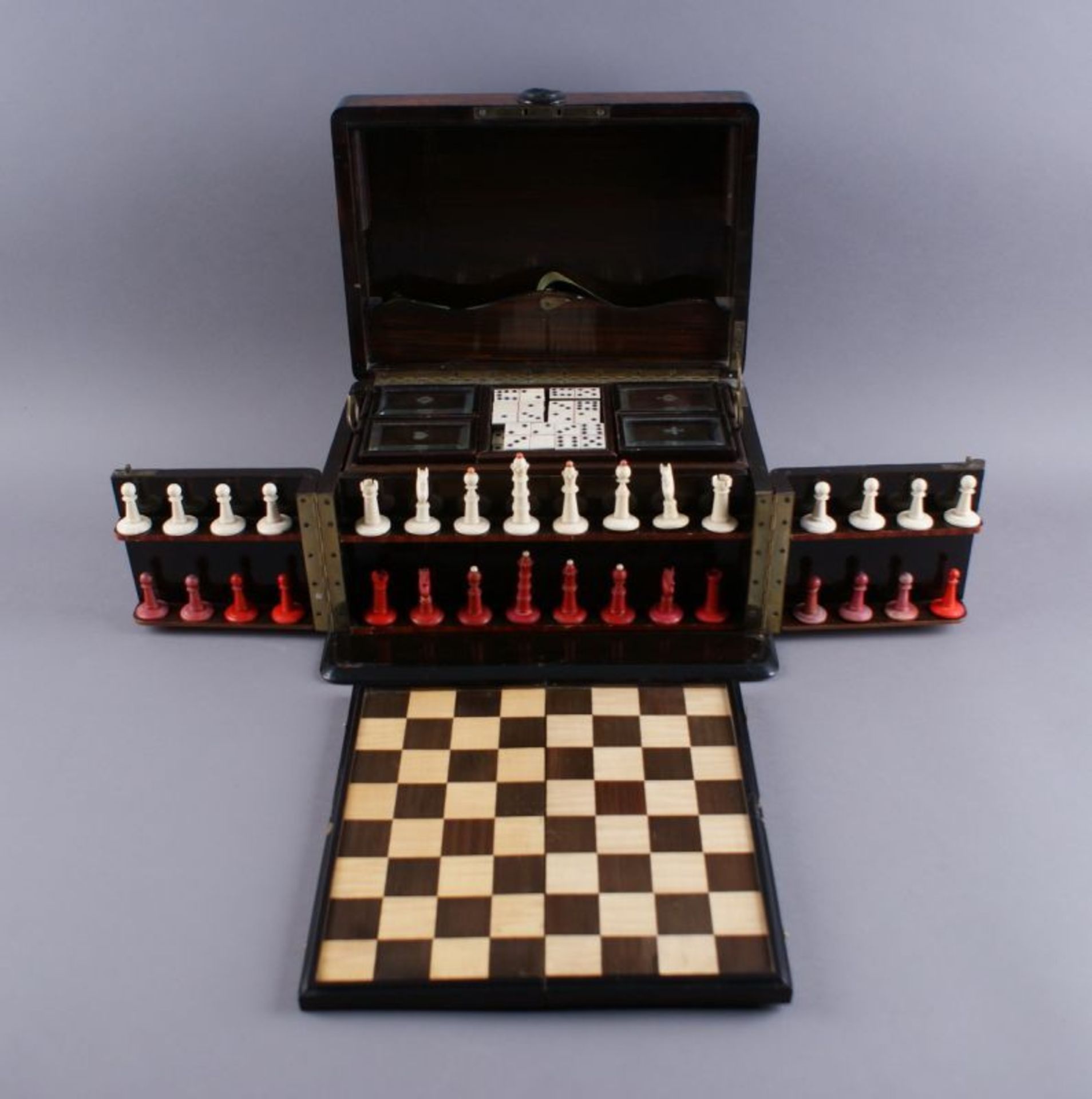 SPIELKOFFER / SCHATULLE 19. JH, aufklappbar mit Schachbrett, Bein-Schachfiguren, Spielmünzen und - Bild 2 aus 12