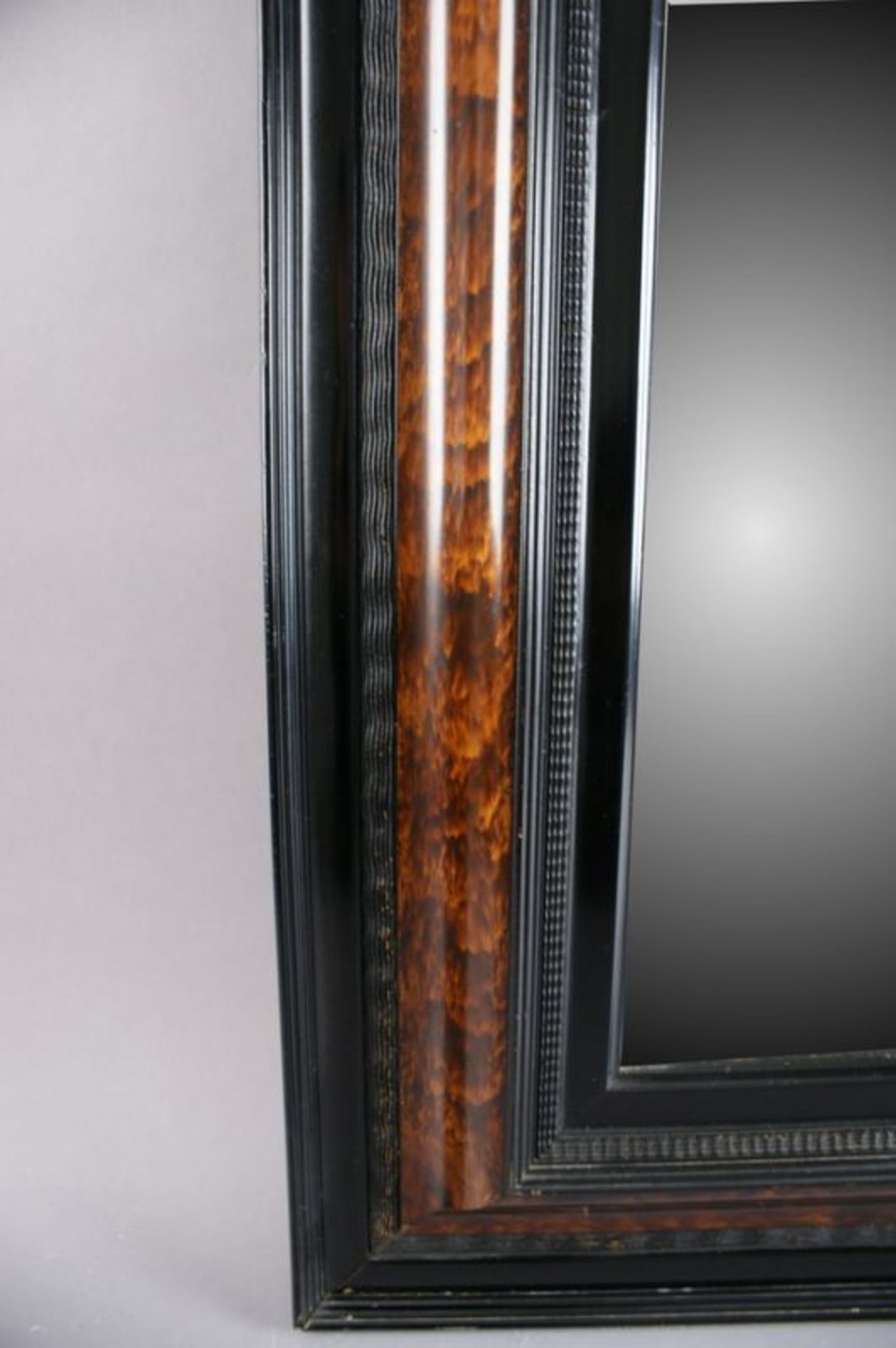 SPIEGELRAHMEN Holz geschnitzt, mit Spiegelglas, 85 x 70 cm 20.17 % buyer's premium on the hammer - Bild 5 aus 6