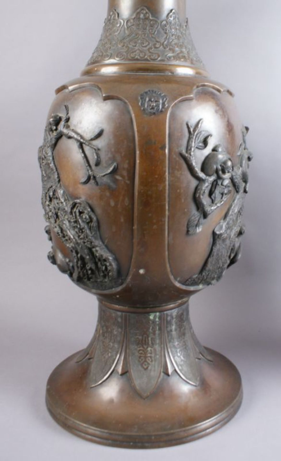 PAAR BRONZE VASEN Japan, 19. JH, zwei grosse Vasen mit Reliefdekor, Darstellung von spielenden Affen - Bild 11 aus 11