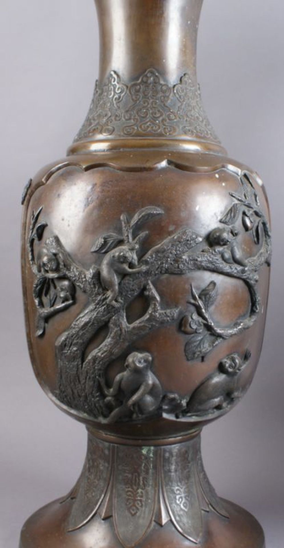 PAAR BRONZE VASEN Japan, 19. JH, zwei grosse Vasen mit Reliefdekor, Darstellung von spielenden Affen - Bild 6 aus 11