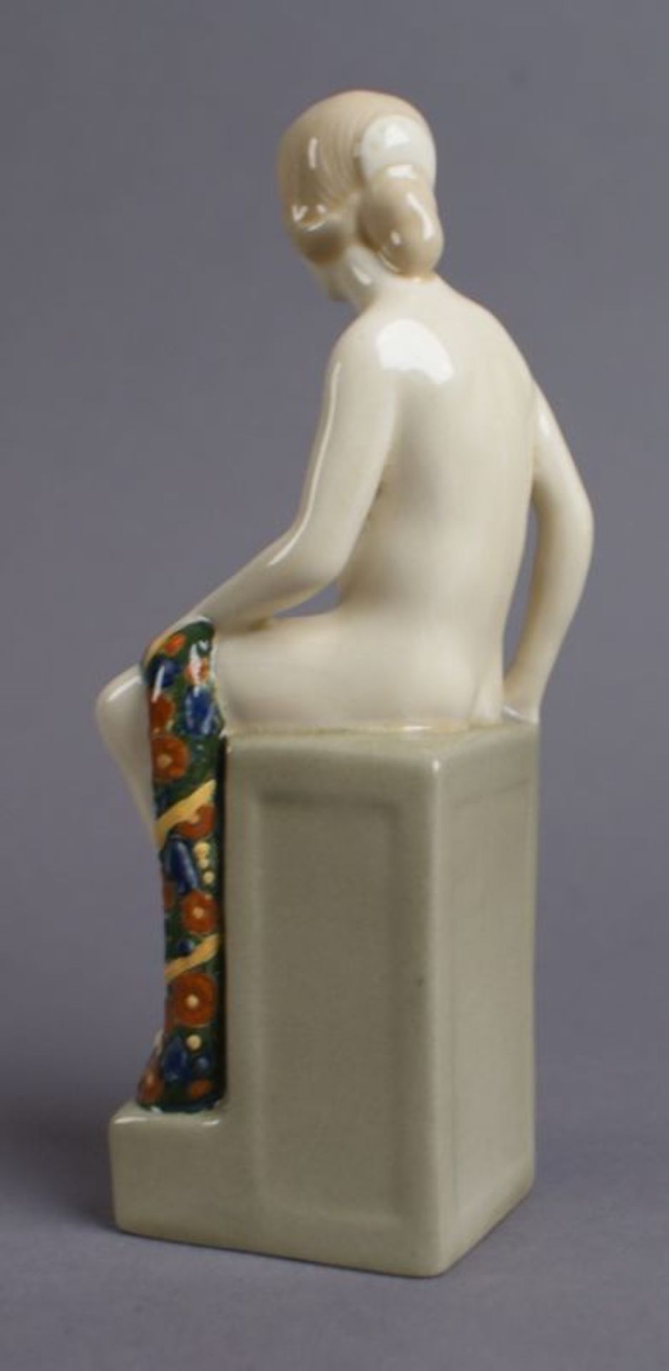 WÄCHTERSBACH Skulptur eines sitzenden, weiblichen Aktes mit Blumengirlande über dem Schoss, - Bild 4 aus 7