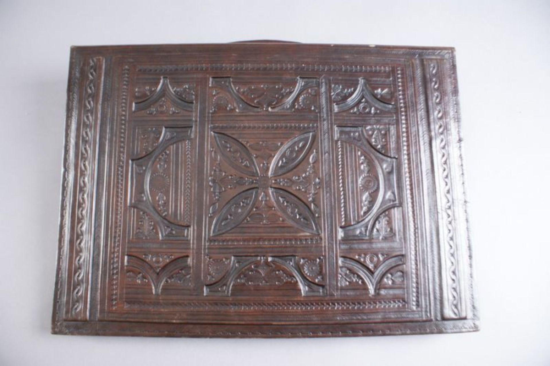 LEDER DOKUMENTENTASCHE aufwändig geprägtes Leder mit gotischen Ornamenten, 47x33x8 cm 20.17 % - Bild 4 aus 5