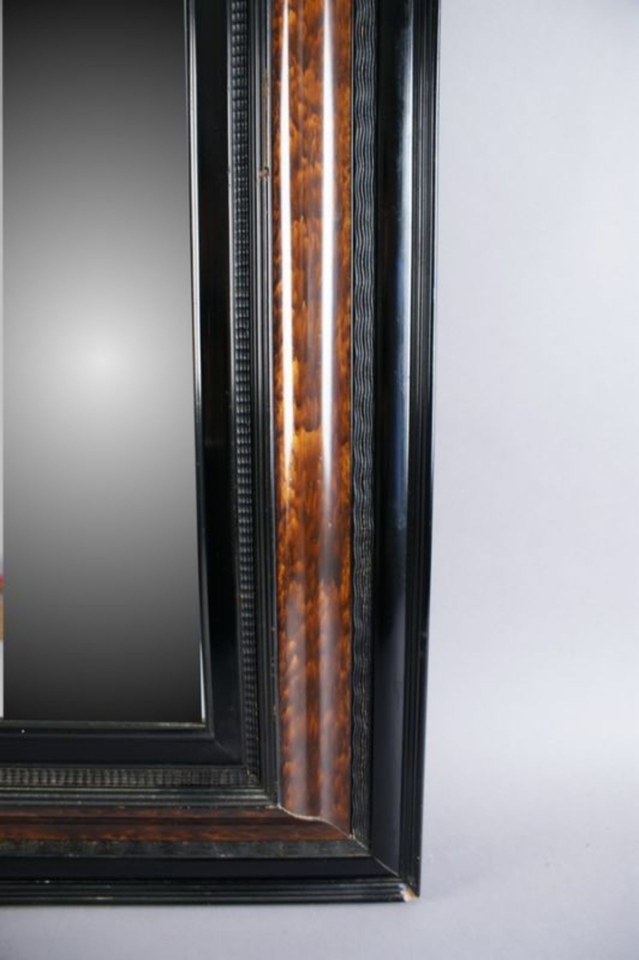 SPIEGELRAHMEN Holz geschnitzt, mit Spiegelglas, 85 x 70 cm 20.17 % buyer's premium on the hammer - Bild 4 aus 6