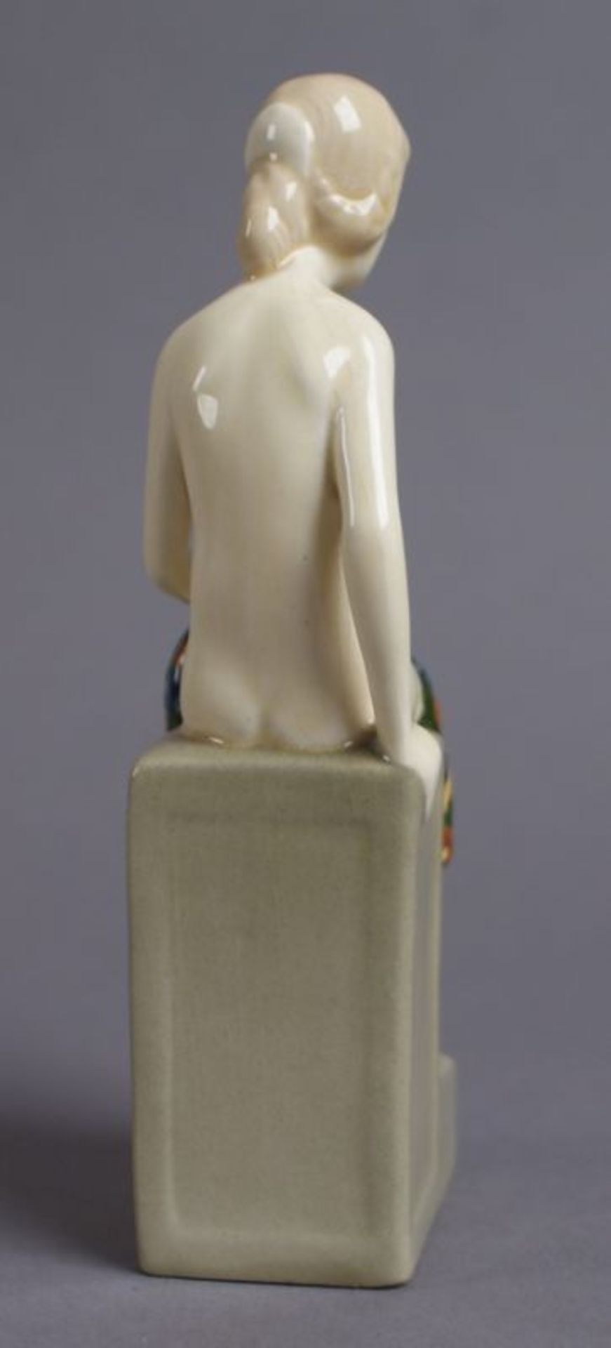 WÄCHTERSBACH Skulptur eines sitzenden, weiblichen Aktes mit Blumengirlande über dem Schoss, - Bild 3 aus 7