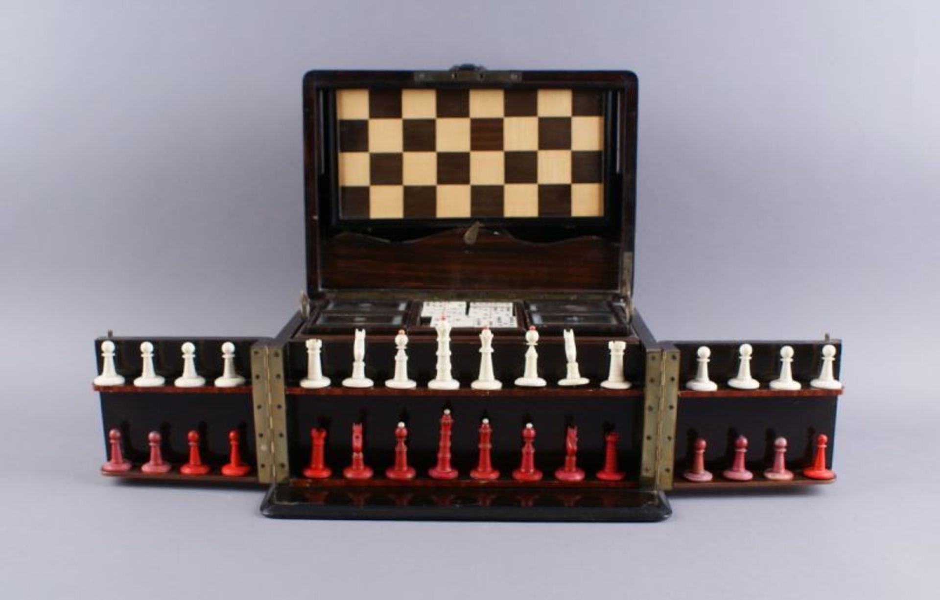 SPIELKOFFER / SCHATULLE 19. JH, aufklappbar mit Schachbrett, Bein-Schachfiguren, Spielmünzen und - Bild 5 aus 12