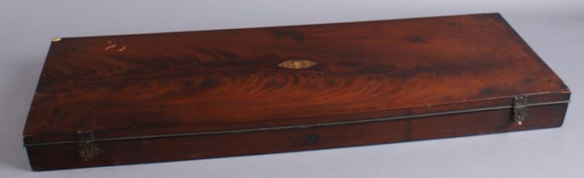 BIEDERMEIER SCHATULLE um 1800, Mahagoni Kassette im Inneren mit Aufteilung, rest.-bed-. 65x21x5,5 cm - Bild 2 aus 3