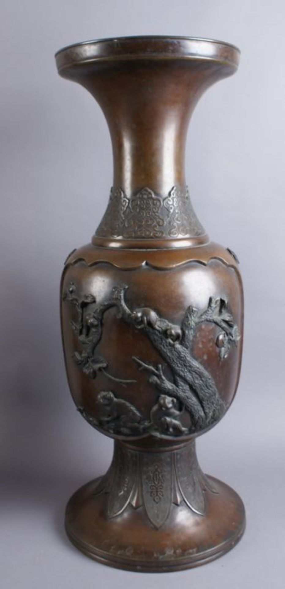 PAAR BRONZE VASEN Japan, 19. JH, zwei grosse Vasen mit Reliefdekor, Darstellung von spielenden Affen - Bild 2 aus 11