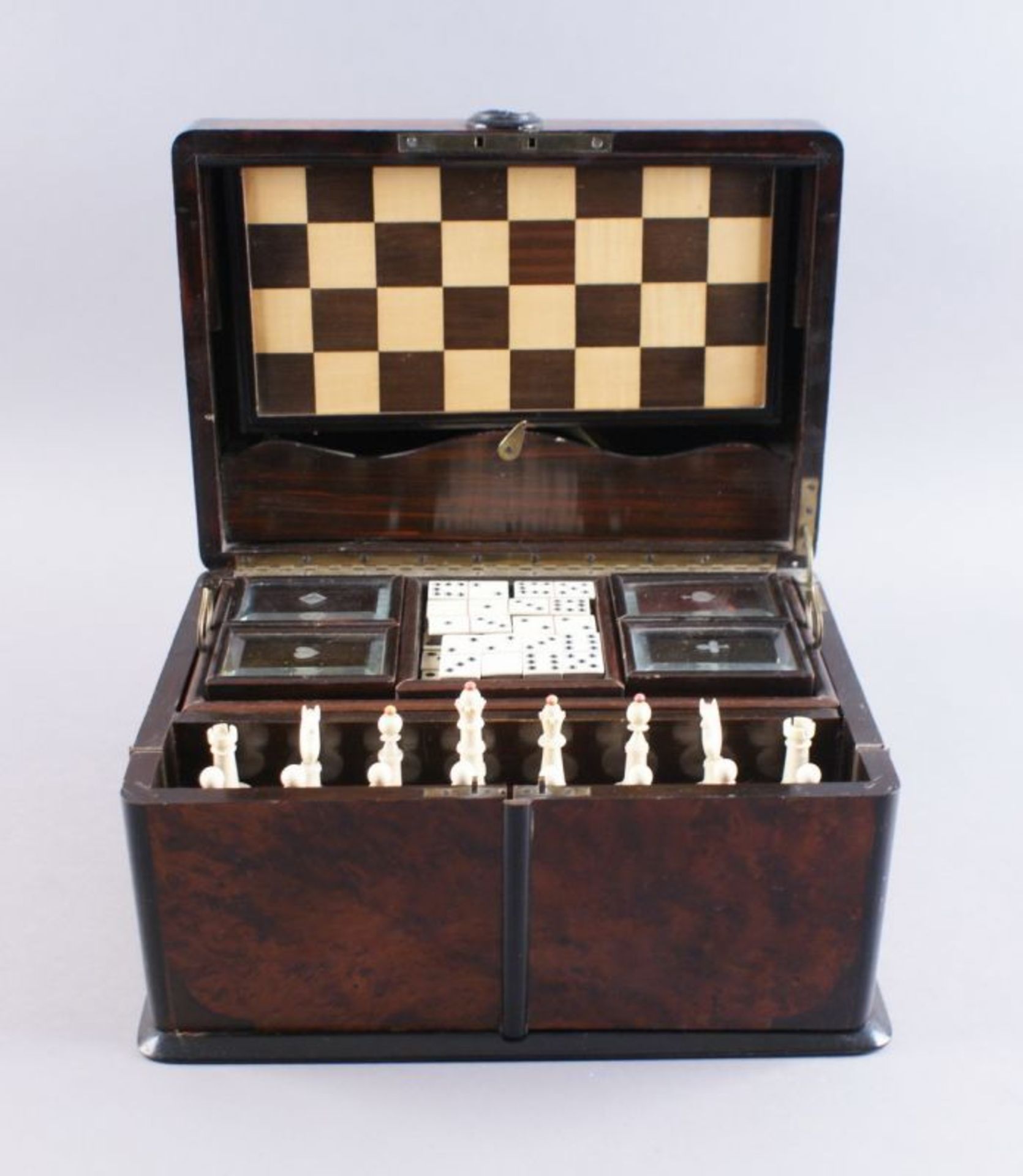 SPIELKOFFER / SCHATULLE 19. JH, aufklappbar mit Schachbrett, Bein-Schachfiguren, Spielmünzen und - Bild 10 aus 12