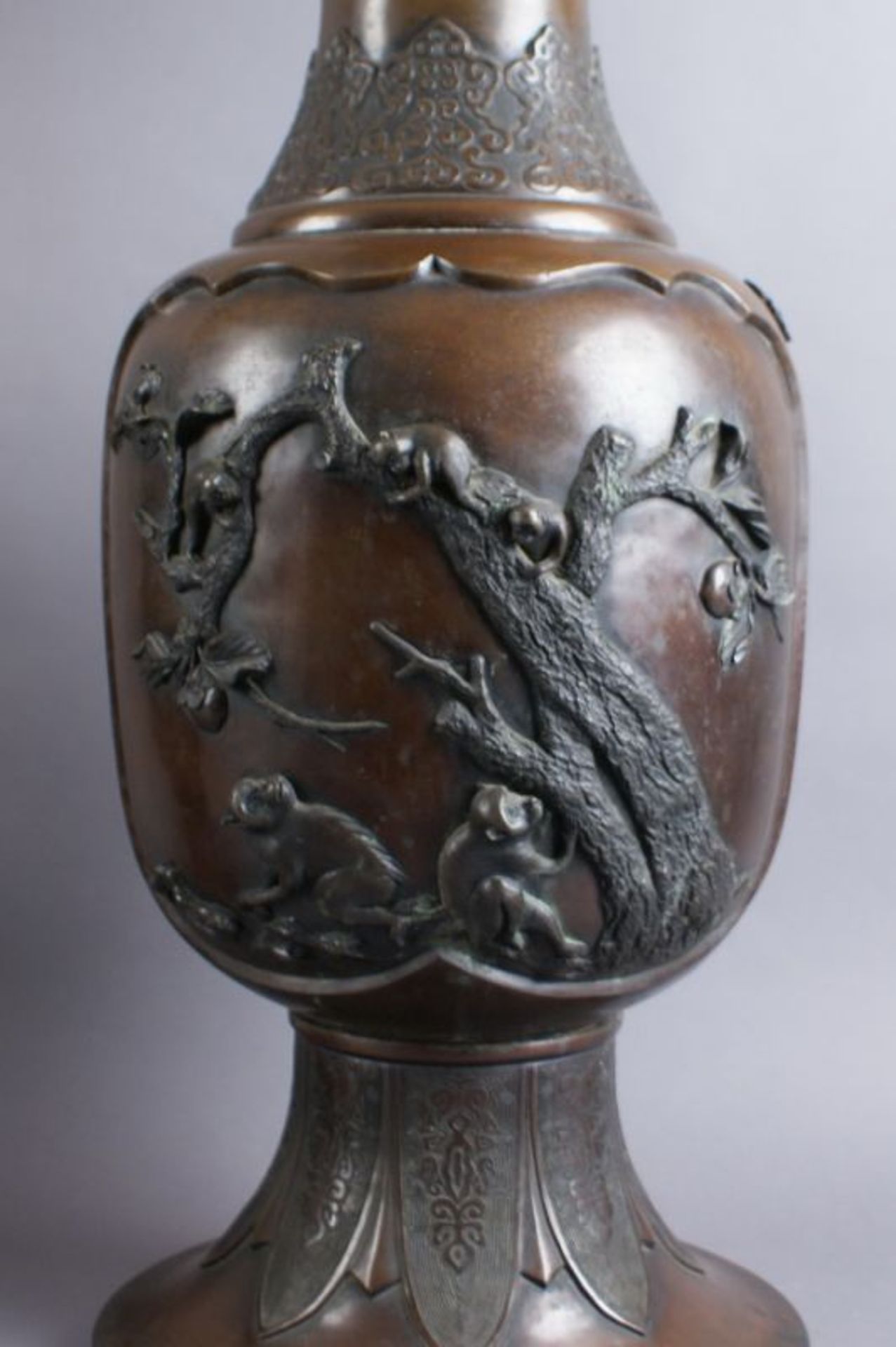 PAAR BRONZE VASEN Japan, 19. JH, zwei grosse Vasen mit Reliefdekor, Darstellung von spielenden Affen - Bild 3 aus 11