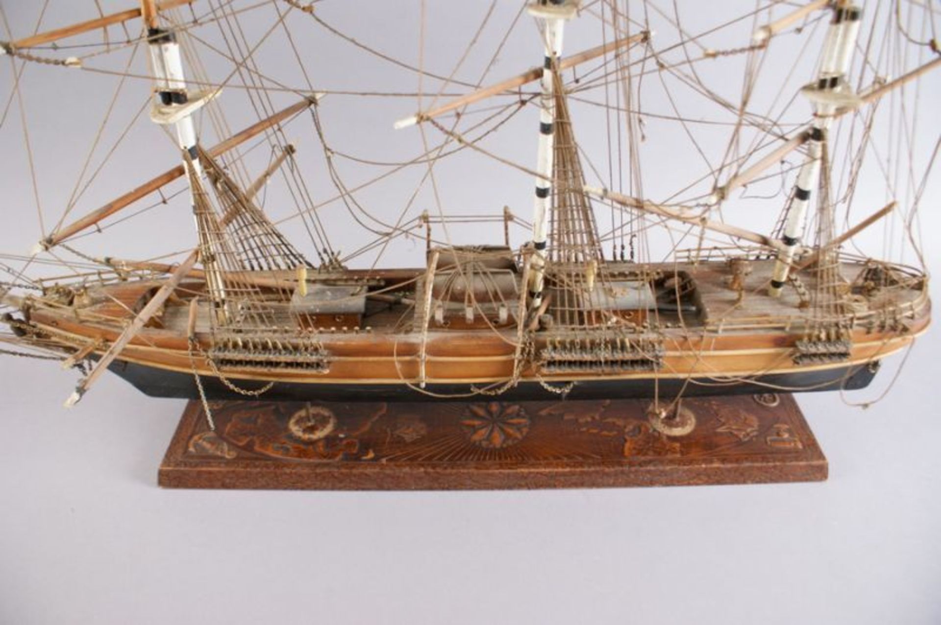 SEGELSCHIFF | MODELLSCHIFF grosses Modellschiff auf Sockel mit Prägeleder, besch., 67 x 90 x 15 cm - Bild 5 aus 5