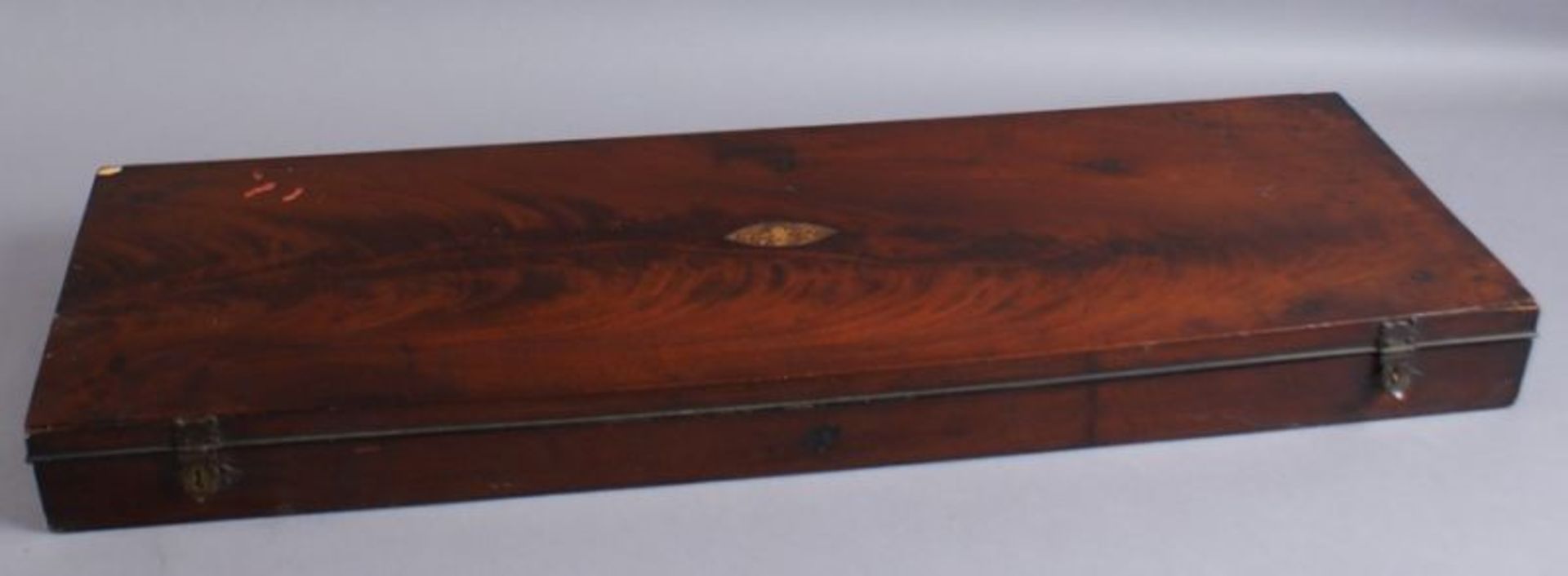 BIEDERMEIER SCHATULLE um 1800, Mahagoni Kassette im Inneren mit Aufteilung, rest.-bed-. 65x21x5,5 cm