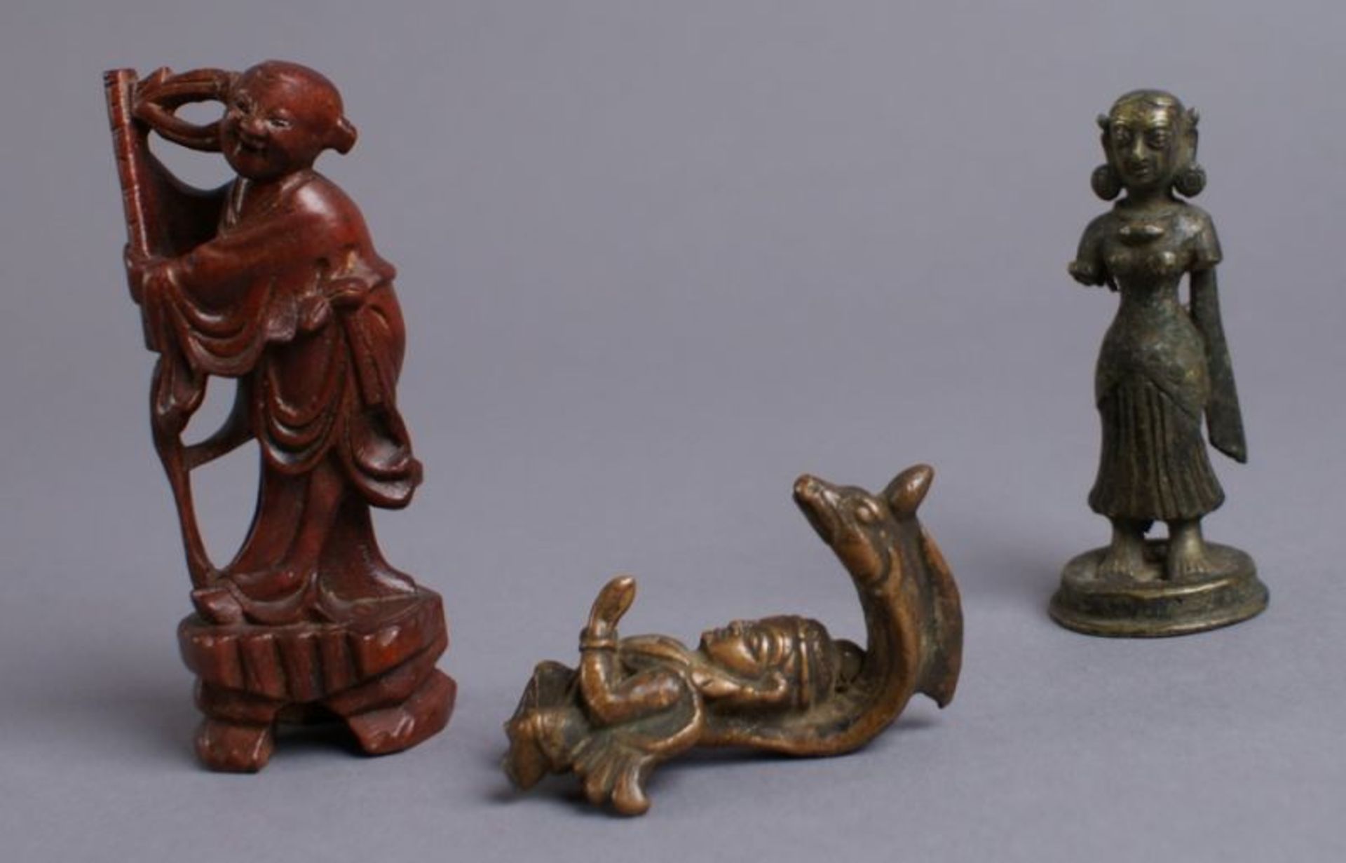 KONVOLUT ASIATISCHE SKULPTUREN 19. JH, aus Holz und Bronze gearbeitete Figuren, H 6,5, 8,5, 10,5 - Bild 4 aus 5