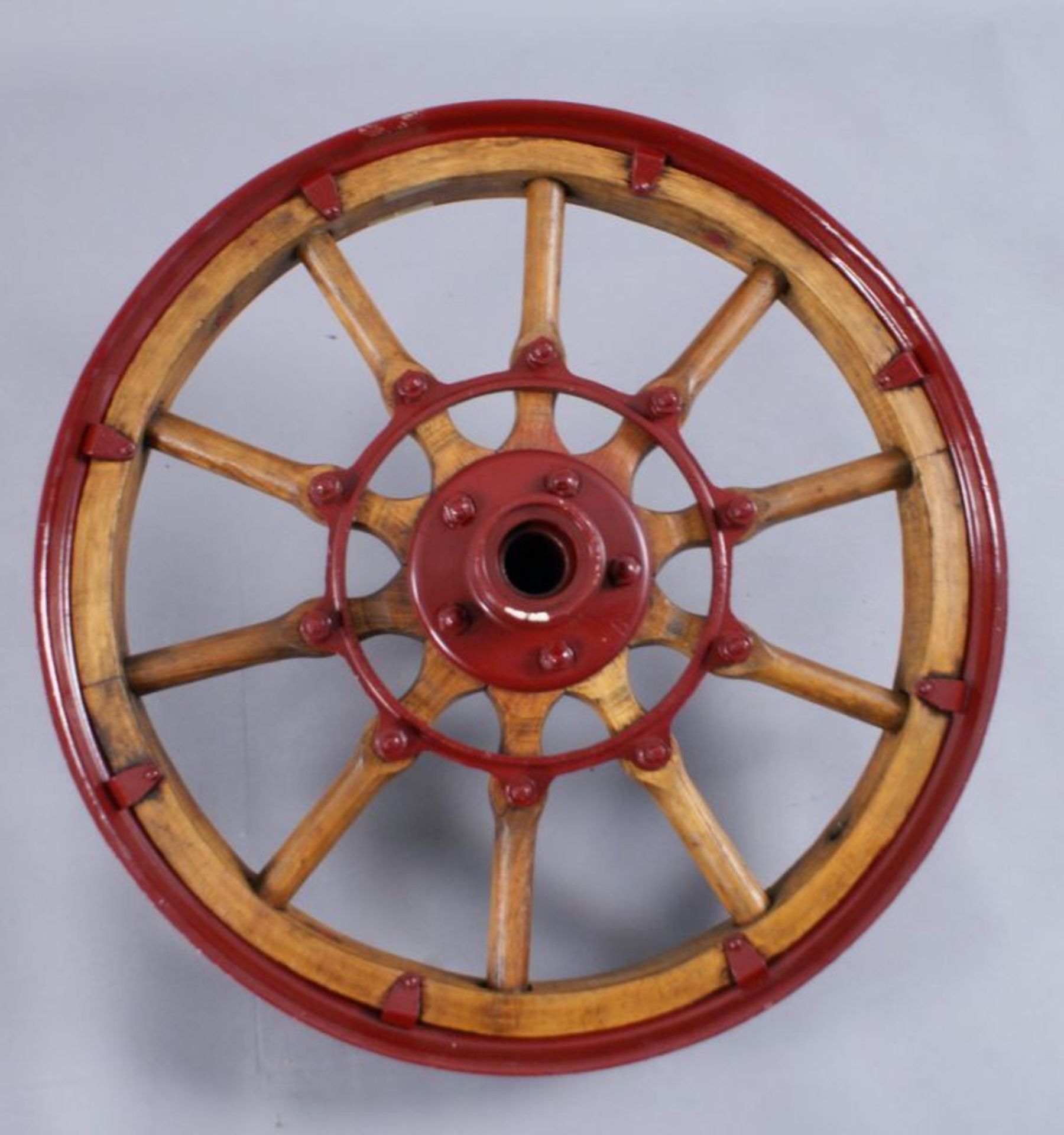 ZWEI ALTE AUTORÄDER Oldtimerfelgen aus Metall mit Holz, rot lackiert, wohl 20er/30er Jahre, - Bild 7 aus 7