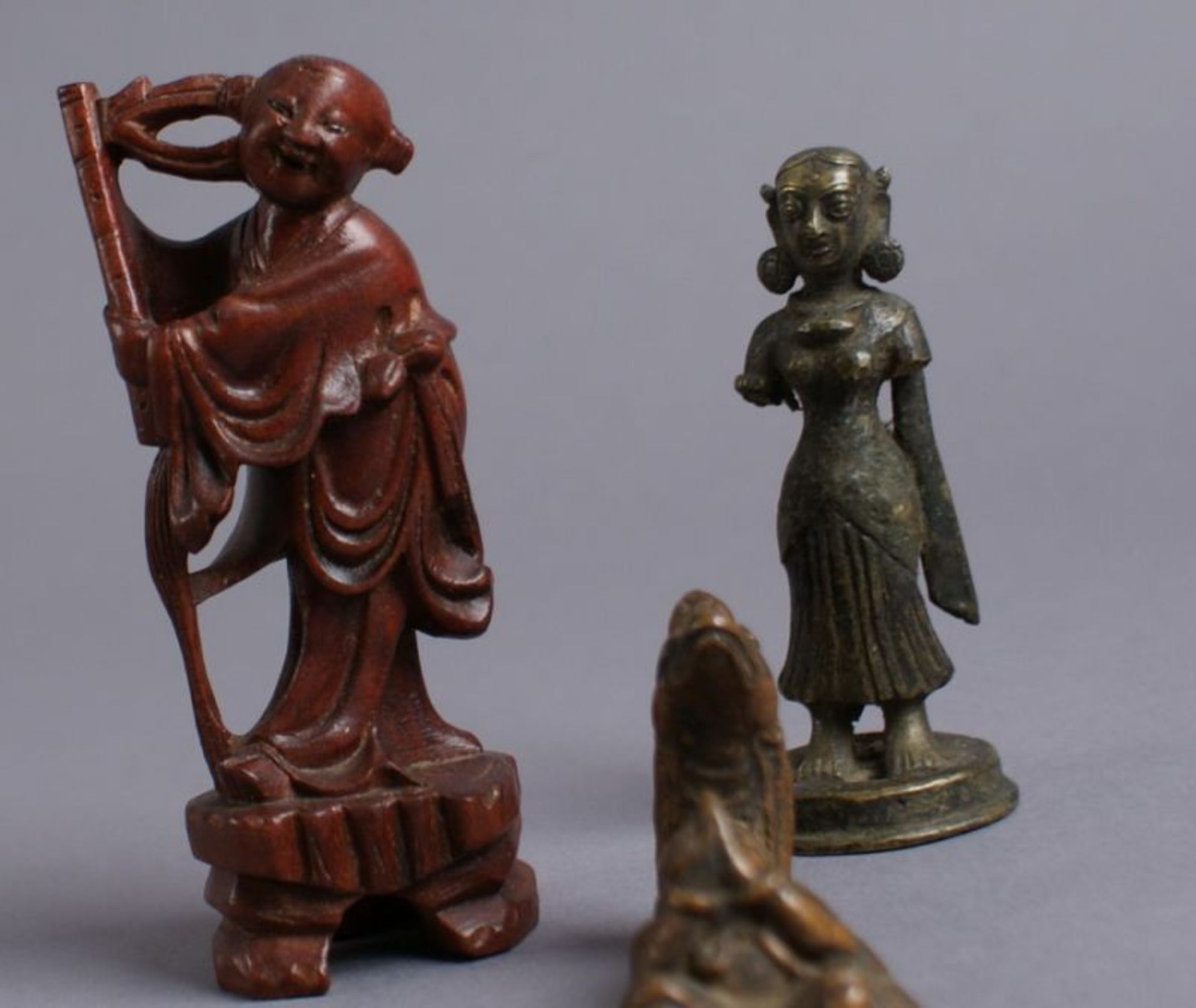 KONVOLUT ASIATISCHE SKULPTUREN 19. JH, aus Holz und Bronze gearbeitete Figuren, H 6,5, 8,5, 10,5 - Bild 2 aus 5