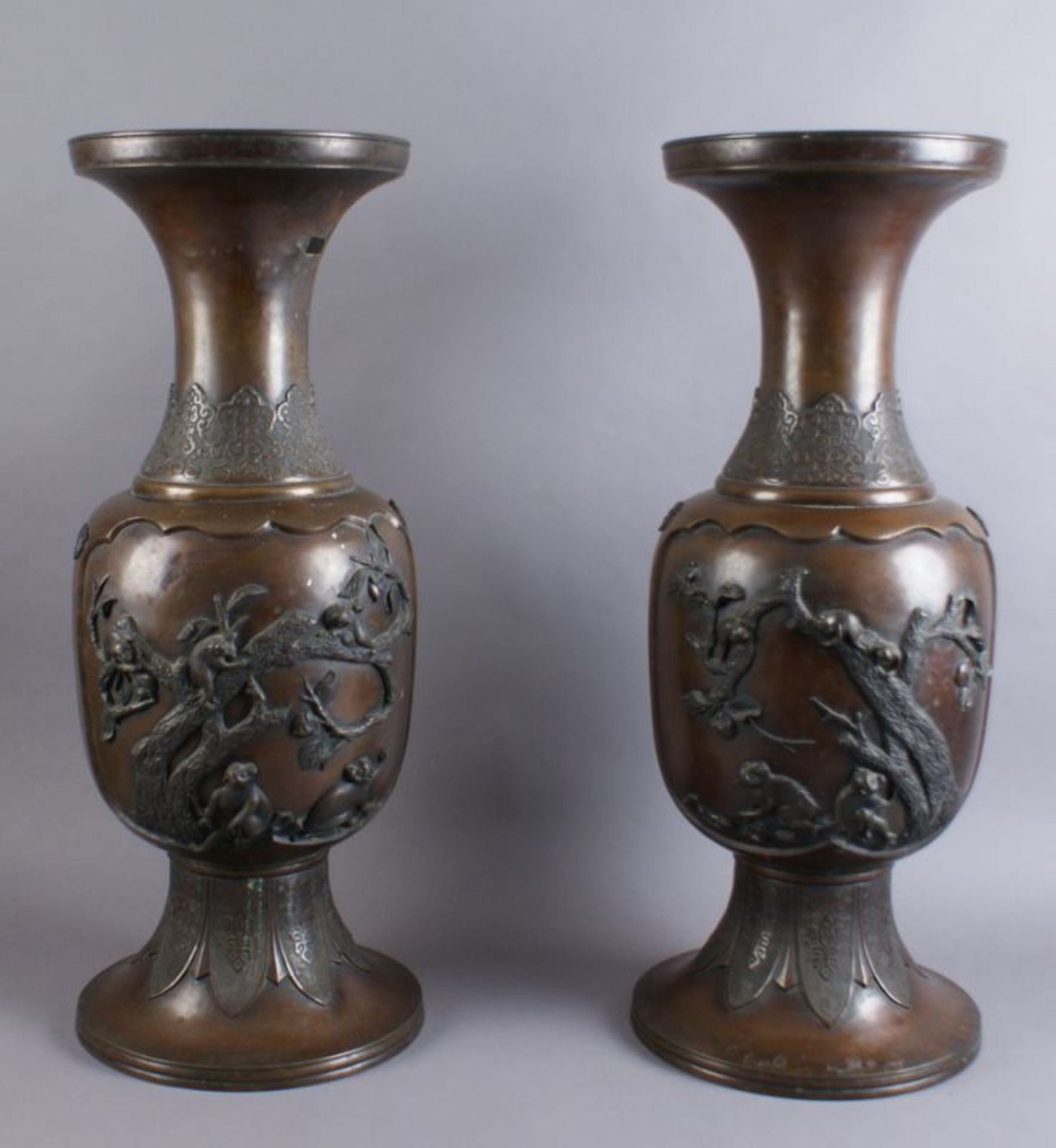 PAAR BRONZE VASEN Japan, 19. JH, zwei grosse Vasen mit Reliefdekor, Darstellung von spielenden Affen - Bild 9 aus 11