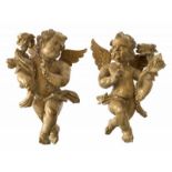 Zwei Puttos mit Blütenzweig Süddeutsch, 18. Jh. Mit Lendentuch und Flügeln (erg.). Kindergesichter