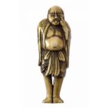 Netsuke Japan, 19. Jh. Stabförmig. Grimasse schneidende, kahlköpfige Figur im Schultermantel mit