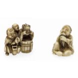 Zwei Netsuke Japan, 19. Jh. Drei Kinder mit Bottich und sitzender Mann mit langem Bart. Sign.