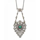 Collier Um 1900. Platin, GG. An feiner Ankergliederkette vierpassiges Mittelglied. Daran an zwei