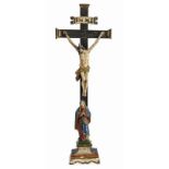 Standkreuz mit Mater dolorosa Bayern, 19. Jh. Holz, Farbfassung. Teile fehlen. H. 68 cm. Provenienz: