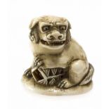 Trick-Netsuke Japan, 19. Jh. Sitzender Shishi mit durchbrochen geschnitztem Ball und beweglicher