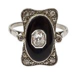 Ring Frankreich, um 1920. Platin. Schmale Schiene. Rechteckiger Ringkopf mit ovaler Onyxplatte,