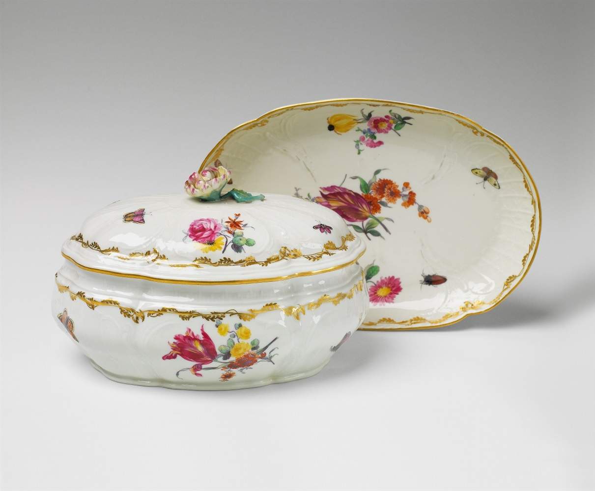 A small Berlin KPM porcelain tureen and presentoir Decorated with flowers and insects. Blue