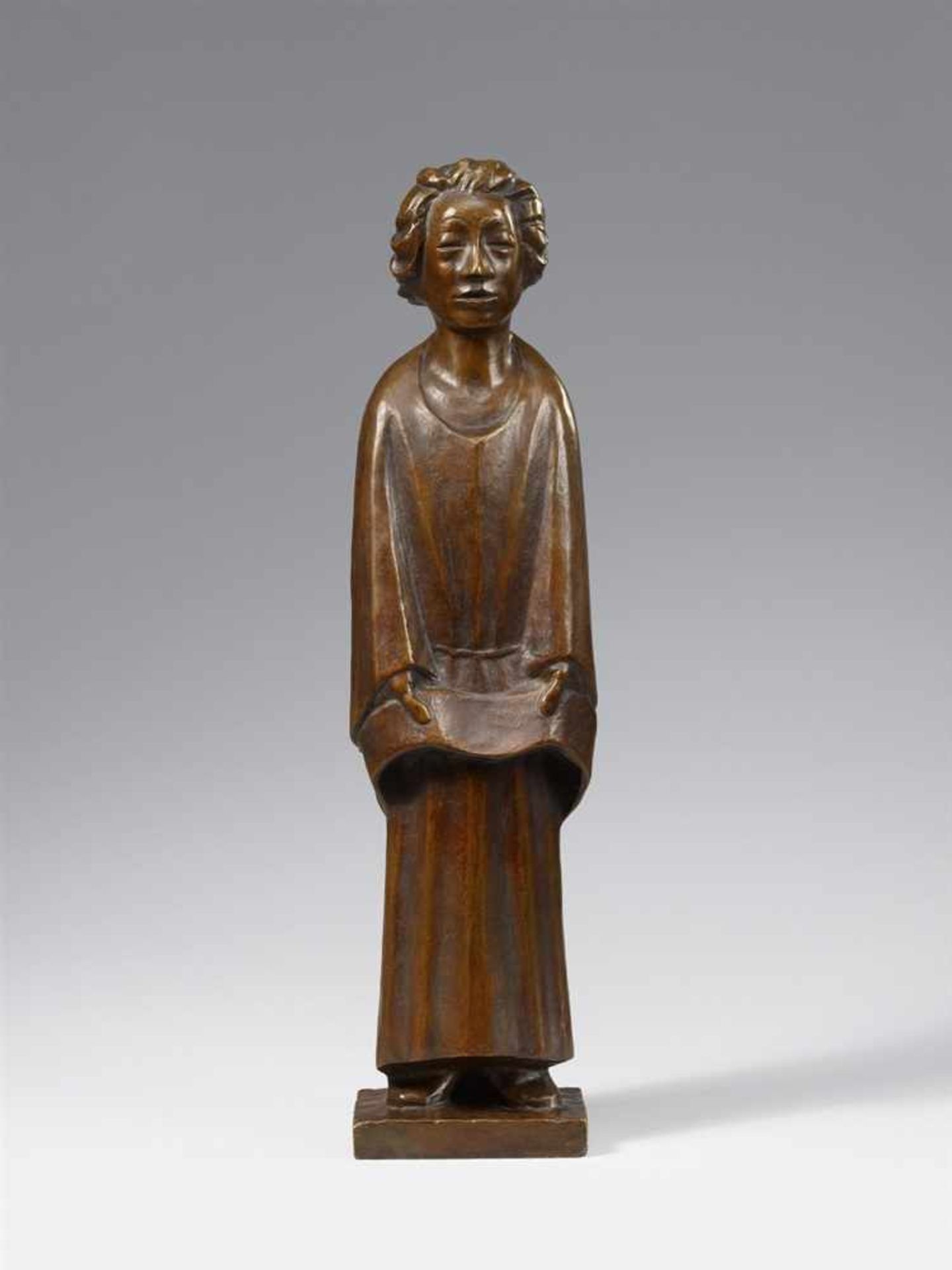 Ernst BarlachDer Sänger (Singender Klosterschüler)Bronzeplastik. Höhe 52 cm. Rechts auf der