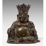 Bekrönter Milefo, auch Budai genannt. Bronze. Frühe Qing-Zeit In entspannter Haltung sitzend, auf
