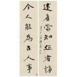 Nach Zhang Daqian Kalligraphie-Couplet mit einem Sieben-Wort-Gedicht. Zwei Hängerollen. Tusche auf