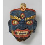 Dharmapala-Maske. Papiermaché über Stoffgewebe, polychrom gefasst. Tibet. 19. Jh. Das Gesicht in