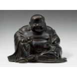 Milefo, auch Budai genannt. Bronze. Späte Qing-Zeit In entspannter Haltung sitzend, auf seinen