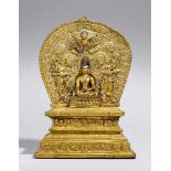 Buddha Shakyamuni auf einem extrem seltenen Repoussé-Thron mit Aureole. Feuervergoldete Bronze und K