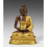 Buddha Shakyamuni. Kupferblech, getrieben und teilweise vergoldet. Sinotibetisch. 18./19. Jh. Im