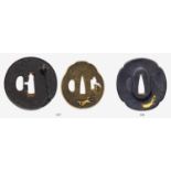 Tsuba. Shakudô. Frühes 19. Jh. Nur angedeutete mokkô-Form, wenig konkav. In flacher Goldeinlage eine