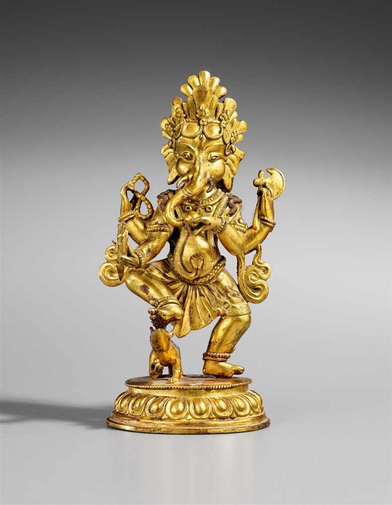 Ganapati. Feuervergoldete Bronze. Tibet oder Nepal. Wohl 19. Jh. Die elefantenköpfige, vierarmige - Image 2 of 2