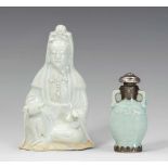 Guanyin und Fläschchen mit qingbai-Glasur. Yuan-Zeit (1280-1368) a) Sitzende Guanyin mit zartblau-