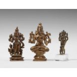 Drei Figuren der vierarmigen Durga. Bronze. Südindien. 17./19. Jh. a) Durga steht in sogenannter
