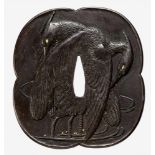 Großes tsuba. Eisen. um 1800 Sign.: Ittoshi MitsumasaVierpassige Form mit wenig verdicktem Rand.