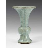 Seladonvase mit ge-artiger Glasur. 19./20. Jh. Vase in gu-Form, bedeckt mit einer craquelierten ge-