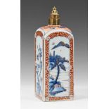 Chinesische Imari-Flasche. Kangxi-Periode (1662-1722) Vierkantige Flasche, dekoriert in