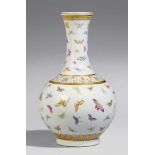 Famille rose-Vase mit Schmetterlingsdekor. Guangxu-Marke. 20. Jh. Kugelige Vase mit langem, konkavem